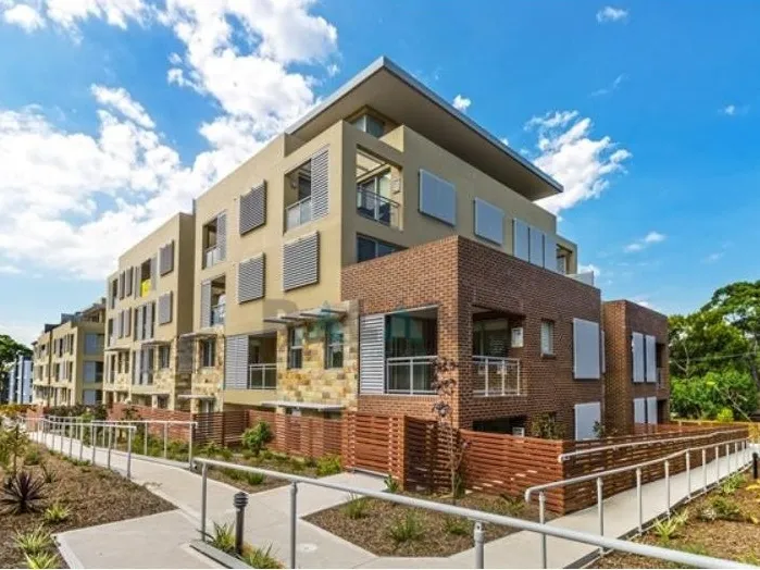 Spacious Modern Apartment… Walk to Station & Shops 