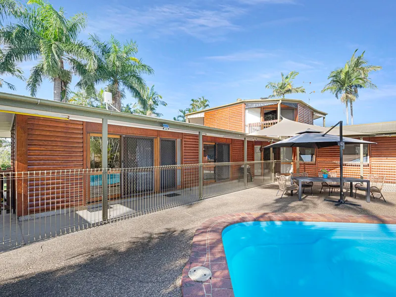 DUAL LIVING OPPORTUNITY ON STUNNING ACREAGE WITH DIRECT RIVER ACCESS!