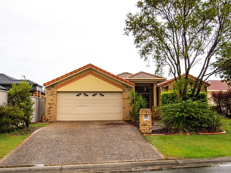 4 Bedroom Family Home with Access to Common Swimming Pool
