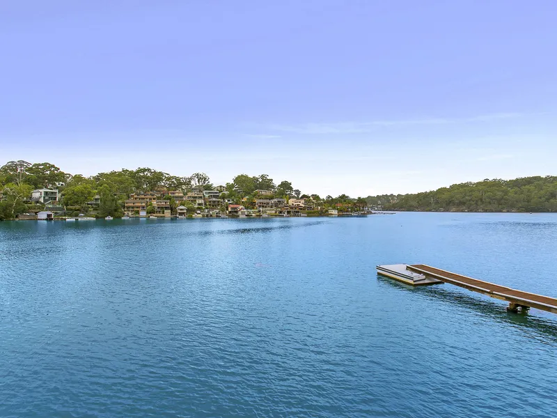 PRIME DEEP WATERFRONT RESIDENCE WITH PANORAMIC WATERVIEWS