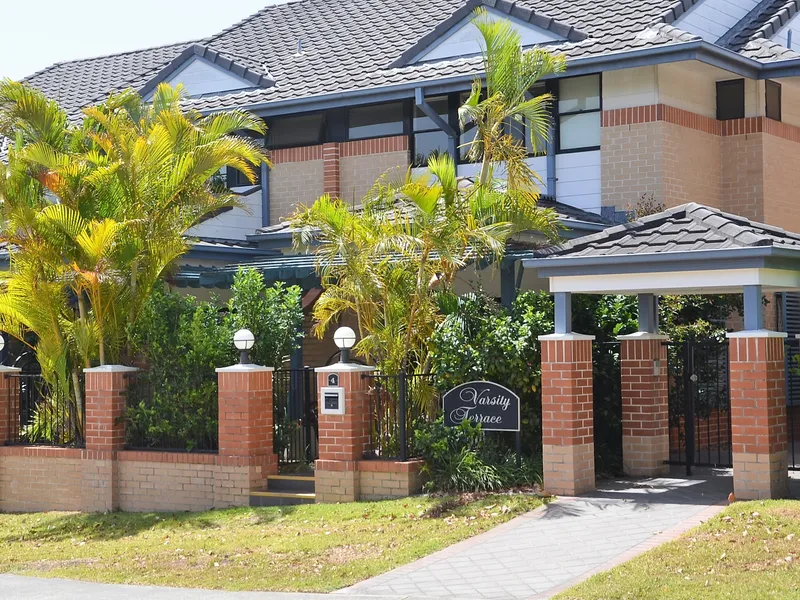 Varsity Lakes Rental - Boutique Townhouse, 3 brm plus study/4th brm