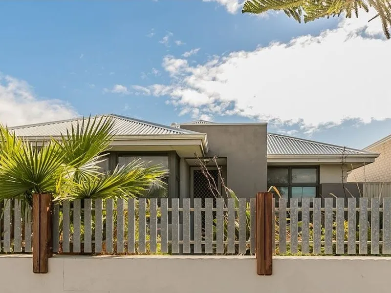 ALKIMOS, SHOREHAVEN ESTATE - LOCK, LEAVE & ENJOY THE COASTAL LIFESTYLE THIS HOME HAS ON OFFER