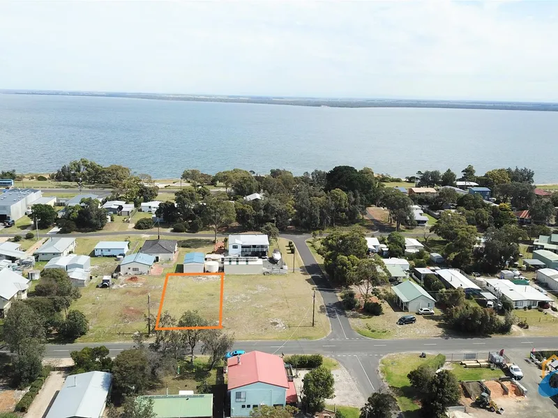 EXCELLENT LOCATION WITH EASY ACCESS TO THE WATER EDGE!