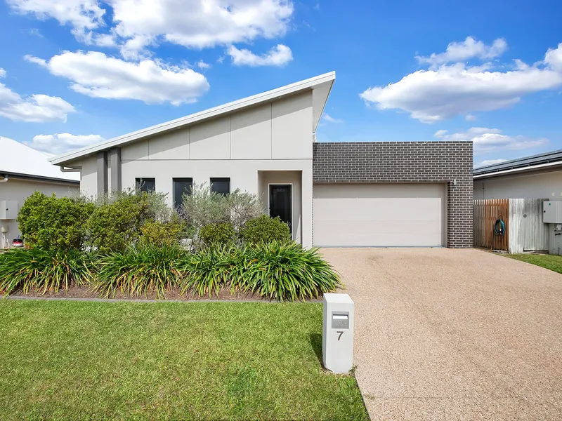 SHORT TERM RENTAL - Display Like 3 bedroom Home!