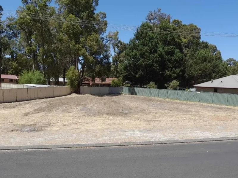 Beautiful 879m2 flat block of land which has been cleared and is ready to build on. Lovely outlook.