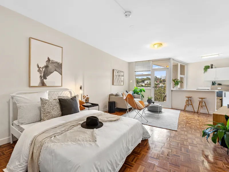 ROOMY, LIGHT-FILLED STUDIO WITH DISTRICT VIEWS