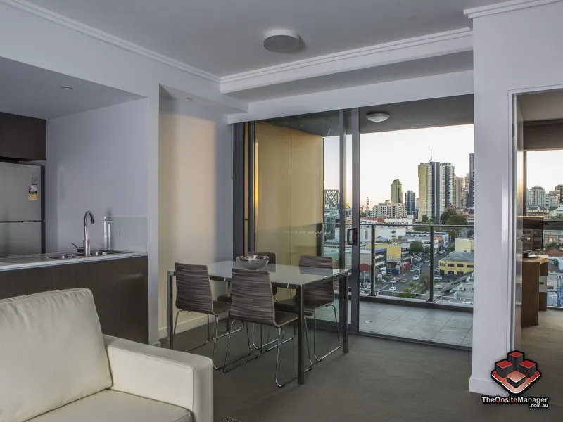 UNFURNISHED 2 BEDROOM APARTMENT WITH CITY VIEWS!
