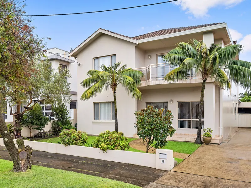 SPACIOUS FAMILY HOME MOMENTS TO THE BEACH
