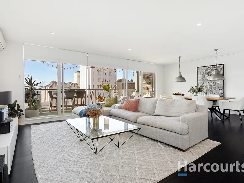 Spacious, Stylish and Fully Renovated CBD Apartment with Harbour Views