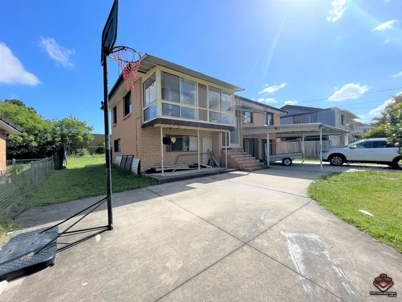 THREE AIR CON, TIMBER FLOOR, EXTRA 3 ROOMS DOWNSTAIRS. A GREAT LOCATION IN HEART OF MACGREGOR