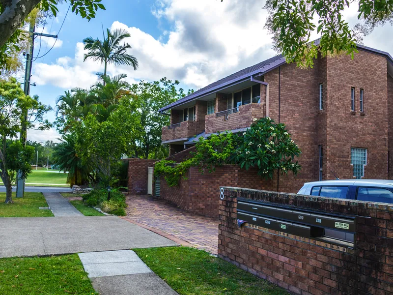 2 Bedroom Unit Across from UQ -1 WEEK FREE RENT!!!