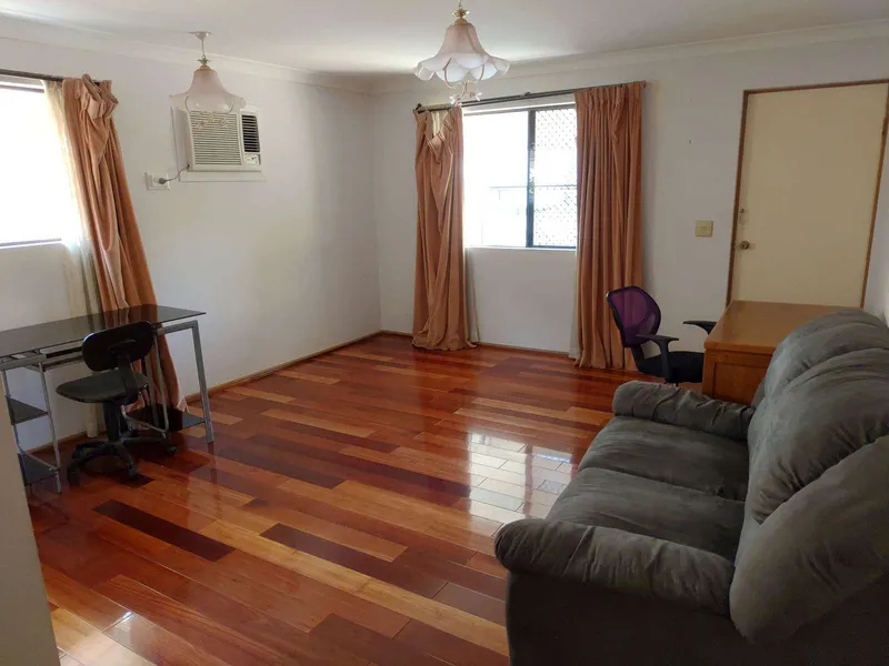 House Opposite Warrigal Square Shopping Centre for rent
