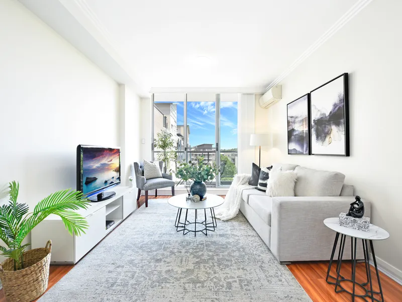Executive apartment with full-width balcony and resort-like facilities