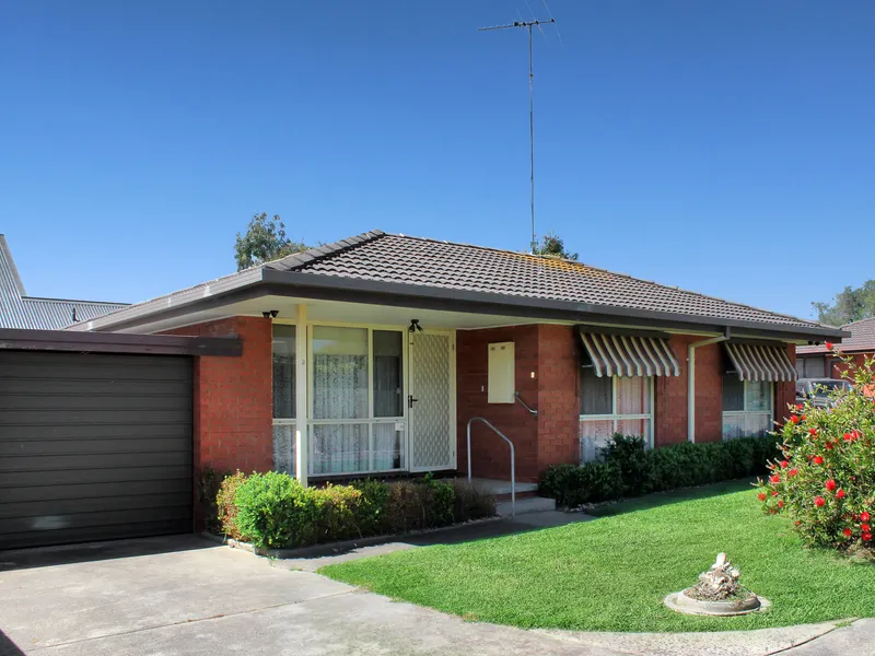 IDEAL LOCATION, TWO BEDROOMS, AIR CONDITIONING AND UNDERCOVER ENTERTAINING AREA