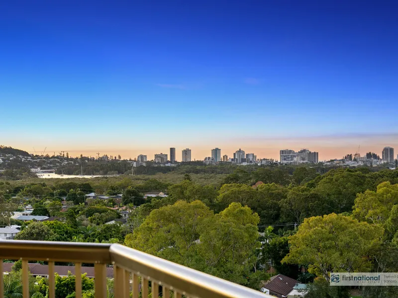 Beautiful Sky Home In Highly Sought After Building