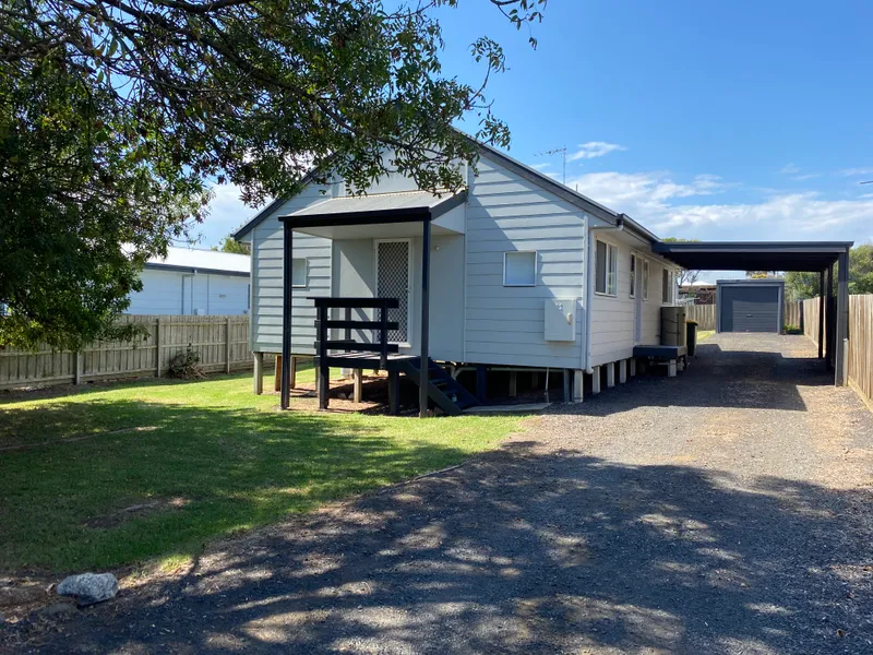 Beautiful Two Bedroom Home - Lawn mowing included