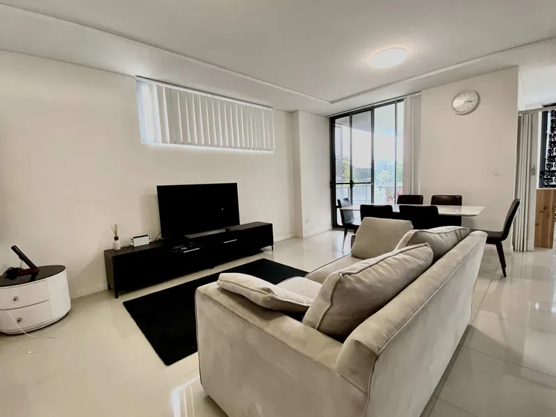 3 bedroom 2 car space apartment in Hillsdale