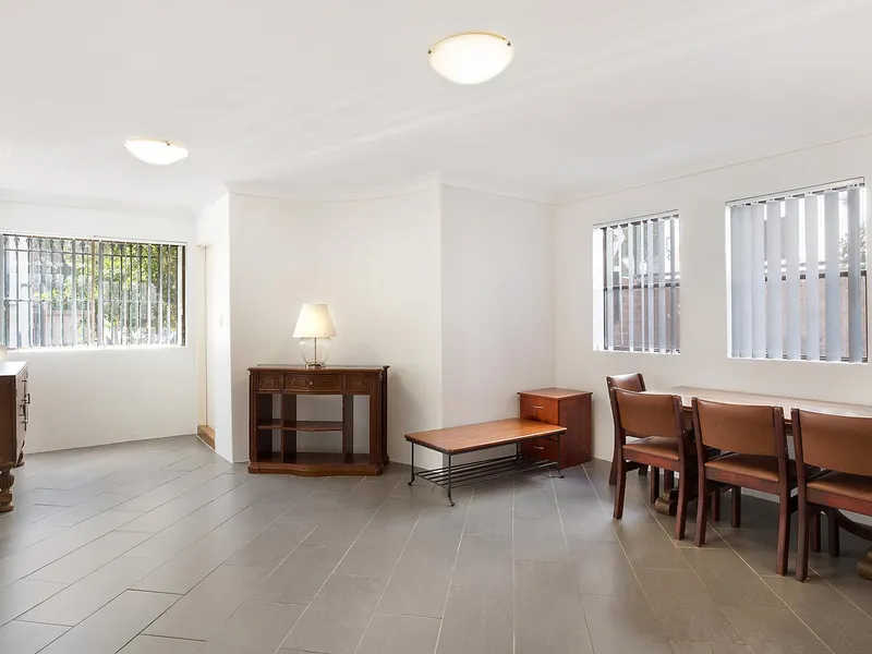 Brilliantly convenient urbane lifestyle location