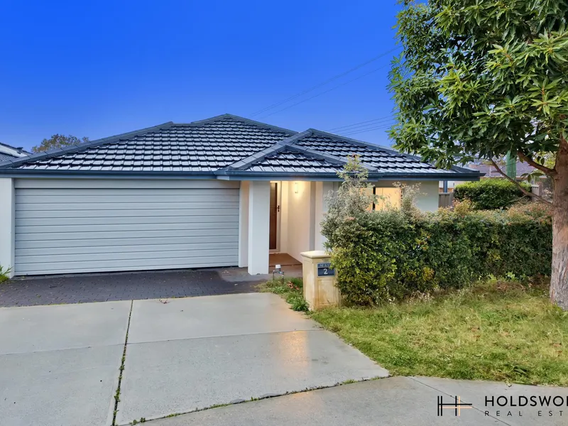 Modern Street Front Home with Contemporary Elegance