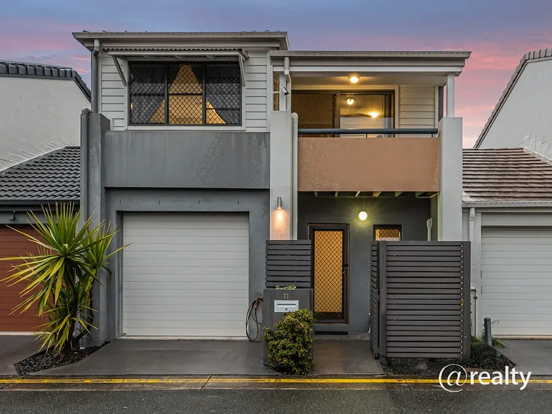 CUTE AS A BUTTON FREEHOLD TOWNHOUSE WITH MULTIPLE LIVING AREAS SMACK IN THE MIDDLE OF BEAUTIFUL FITZGIBBON!