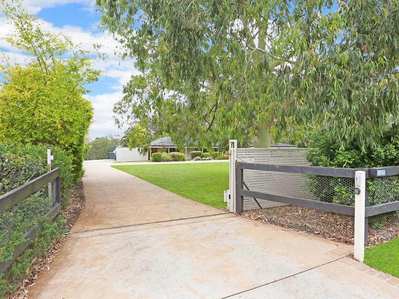 153 Hanckel Road, Oakville - Acreage Bliss: The Epitome of Sophisticated Living. Secure Haven and Convenient Location. Your Best Bet for Investment