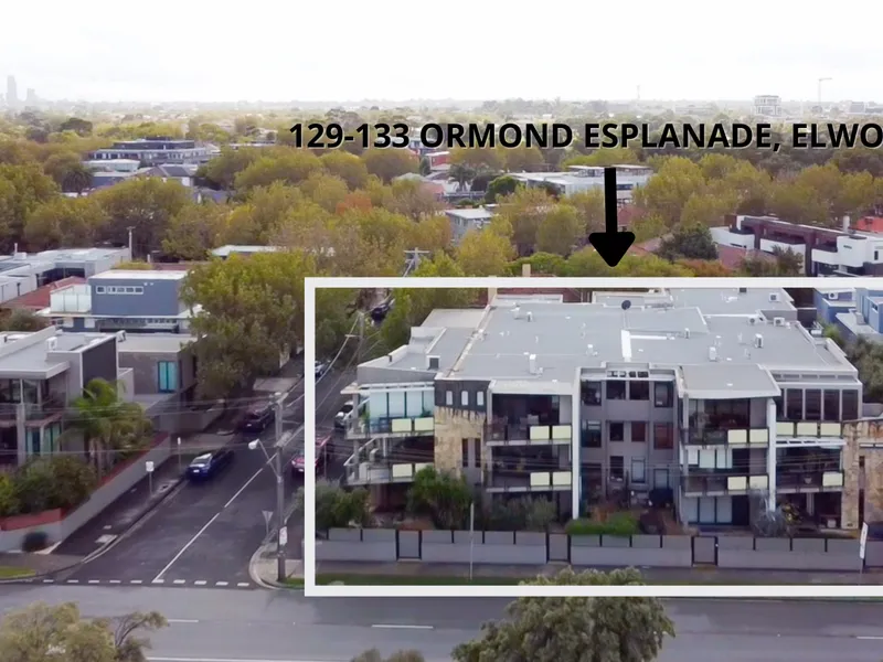 Large 2 bedroom apartment in a Sought After location of Elwood