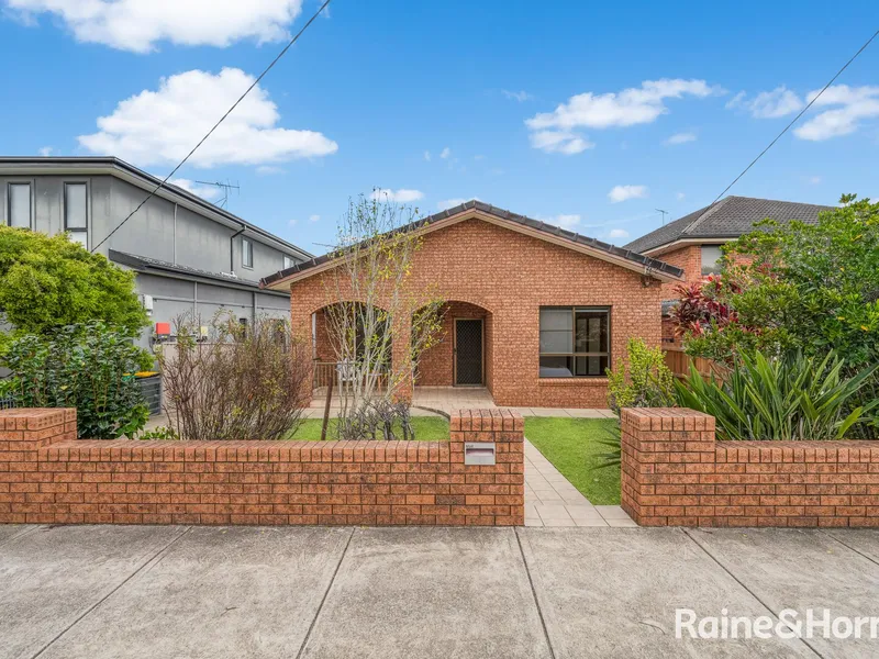 GREAT LOCATION, FULL BRICK HOME ON 594SQM BLOCK