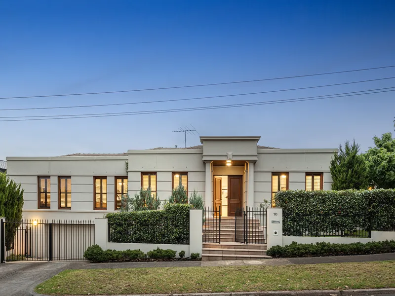 The Perfect 10 In A Prized Cul-De-Sac