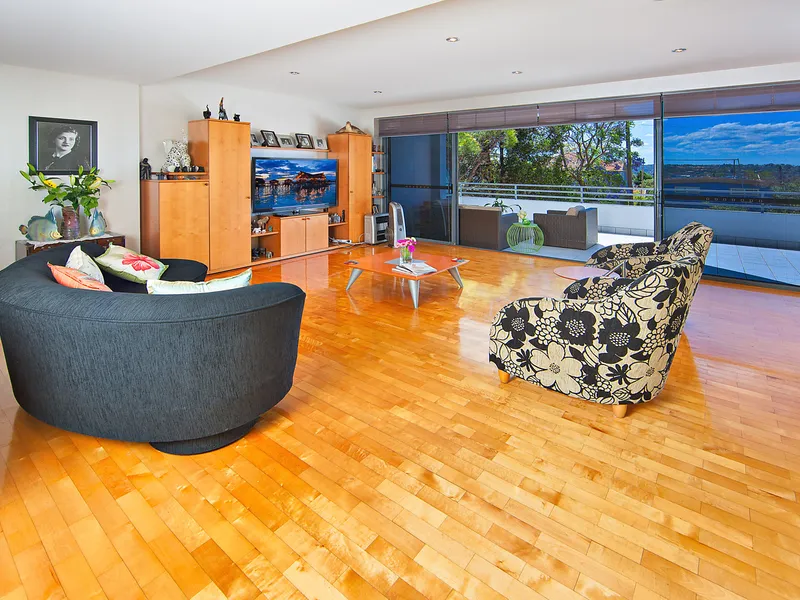 Large Family Home with North Facing Garden and Views of Middle Harbour
