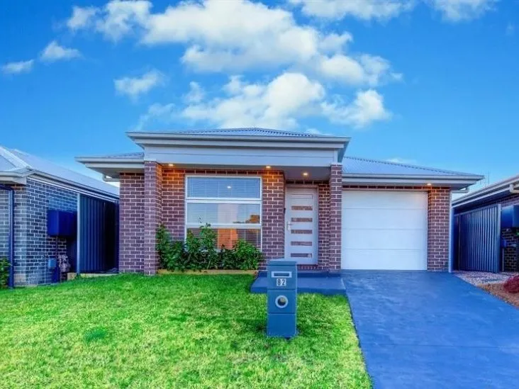 NEAR NEW LARGE 3 BEDROOM HOME IN GREAT LOCATION