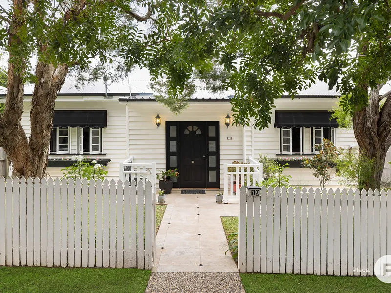 Charming Family Home in the heart of Holland Park!