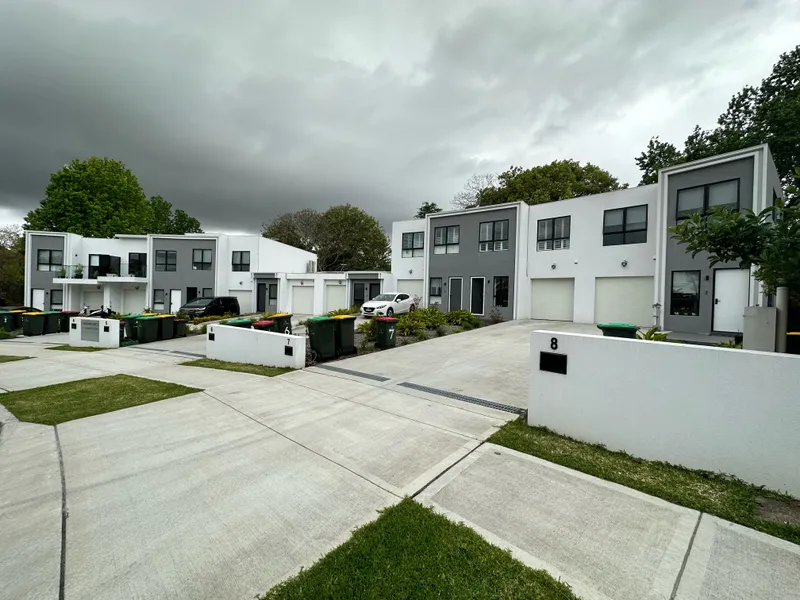 Near New Modern 3 Bedroom Townhouse