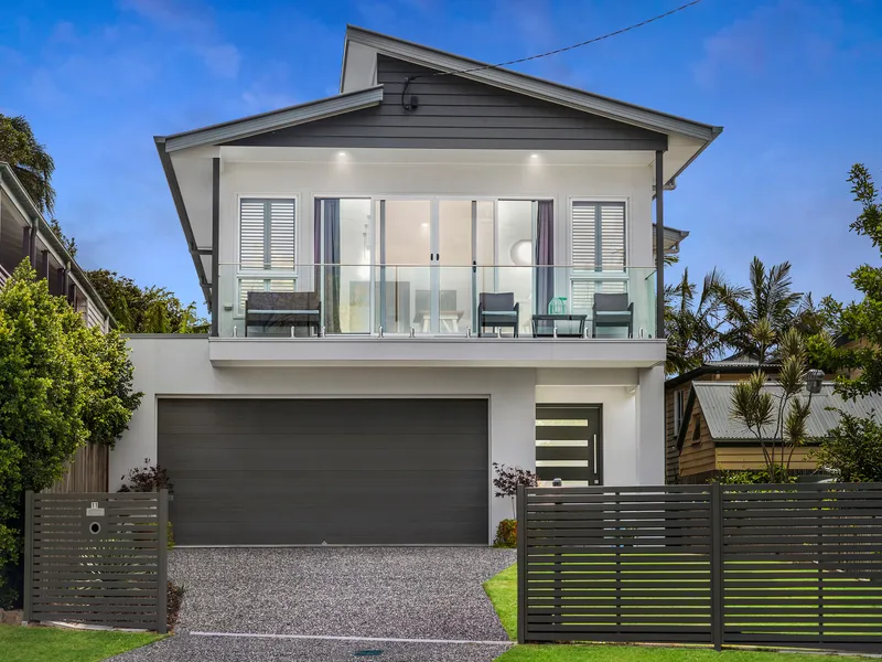 WATER VIEWS, MODERN COMFORT AND PRIME SEASIDE LOCALE