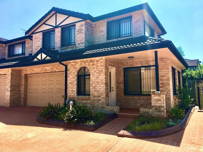 Modern 3 bedroom townhouse in convenient location!!!