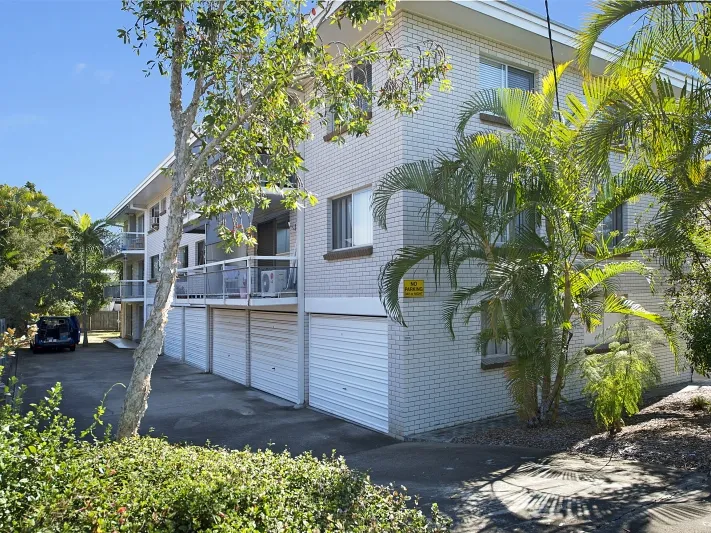 Huge Apartment split over two levels - 300 Meters to Train