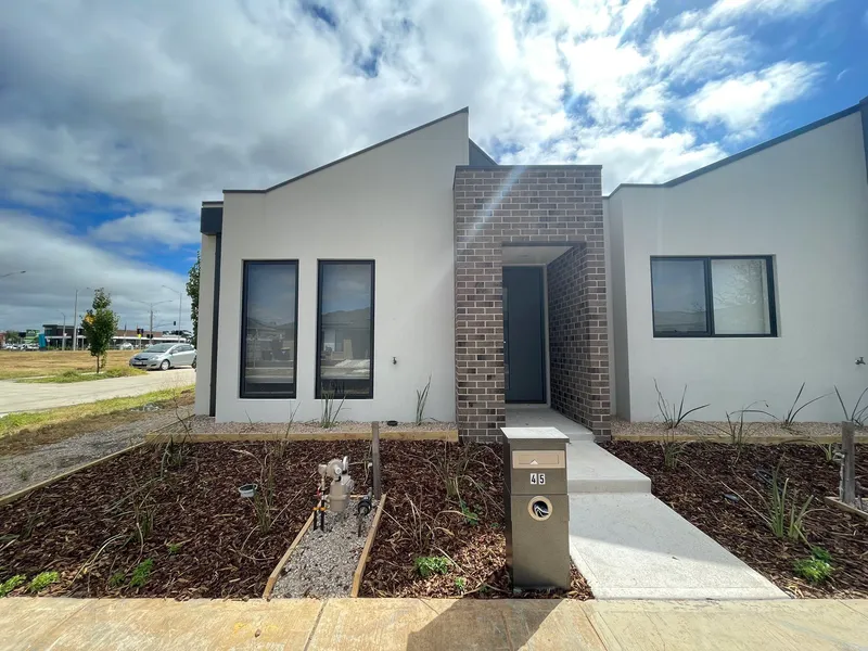 BRAND NEW HIGH QUALITY LOW MAINTENANCE FAMILY HOME