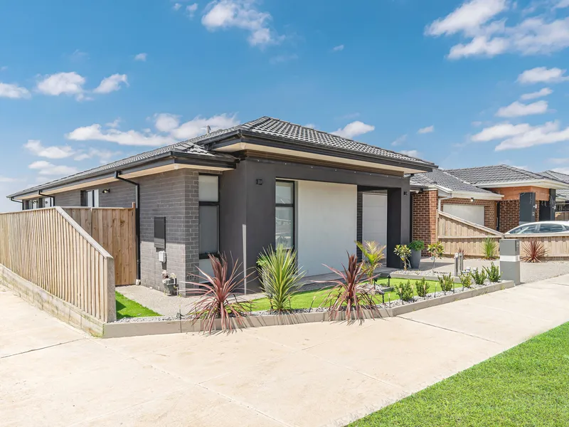 SENSATIONAL STARTER HOME OR AN IDEAL INVESTMENT IN ULTRA CONVENIENT LOCATION!!