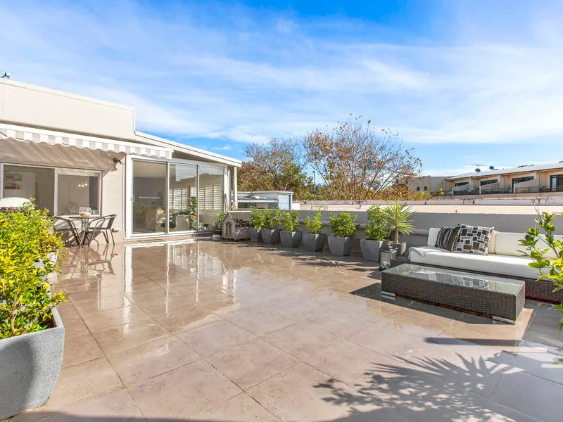 Modern 2 bedroom apartment close to the Narrabeen beach