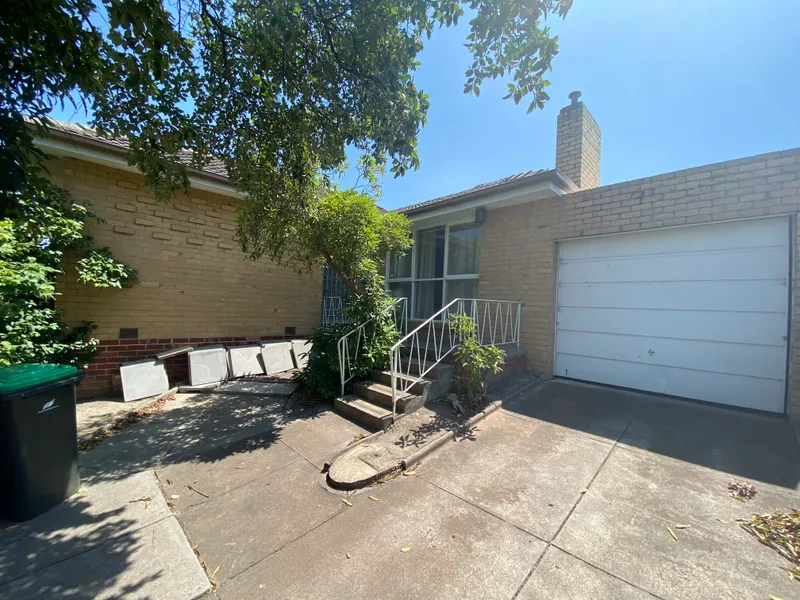 Situated in an envious pocket of Doncaster off Manningham Road！