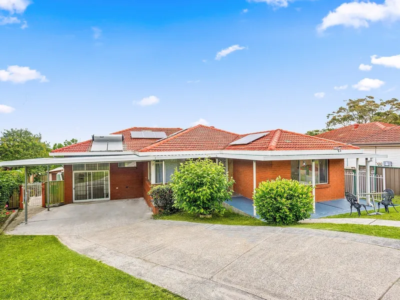 LARGE MODERN RENOVATED 6 BEDROOM PLUS FAMILY HOME