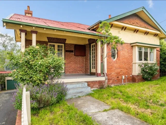 Conveniently Located, close to UTAS and Sandy Bay shopping precinct