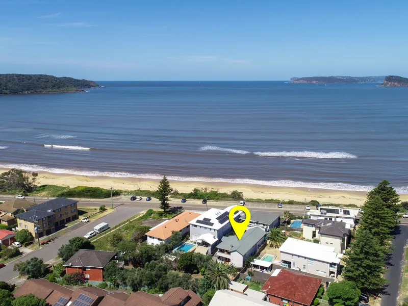 STUNNING 4 BEDROOM TOWNHOUSE IN PREMIER BEACH SIDE LOCATION!
