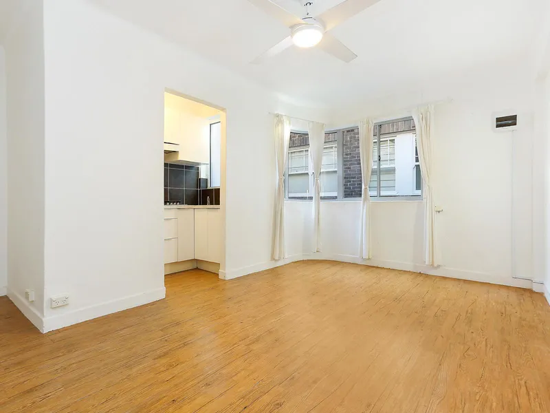Art Deco one bedroom in convenient location