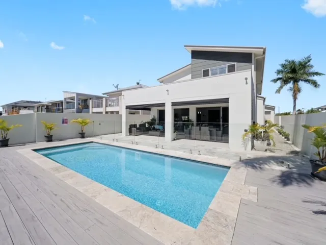 STUNNING CONTEMPORARY HOME