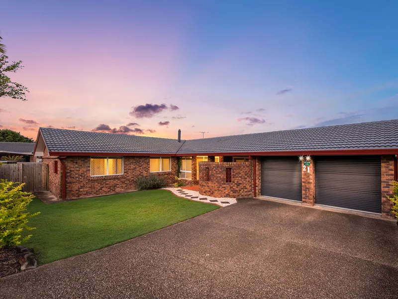 BIG BLOCK | LARGE LIVING | COOL POOL!