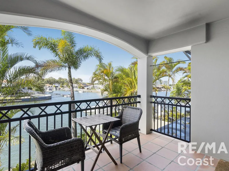 SINGLE LEVEL WATERFRONT | WALK TO HARBOUR TOWN | RESORT LIVING