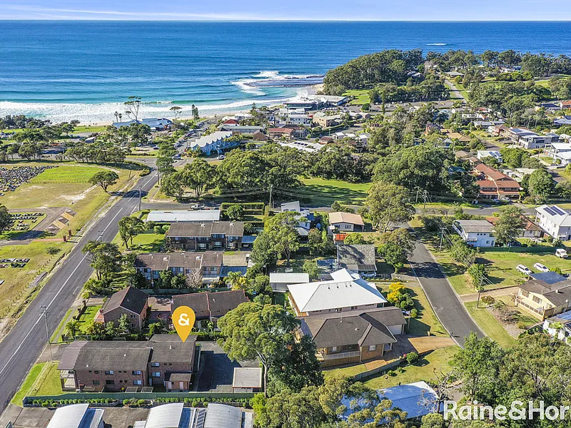 HOLIDAY IN MOLLYMOOK