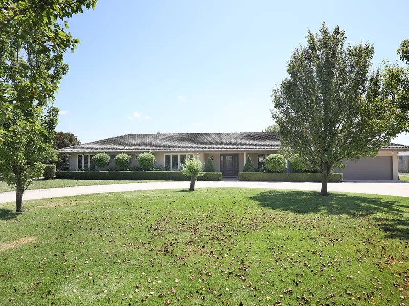 PRIVATE SANCTUARY IN THE HEART OF OFFICER OFFERING LUXURY LIVING ON A APPROX AN ACRE & HALF