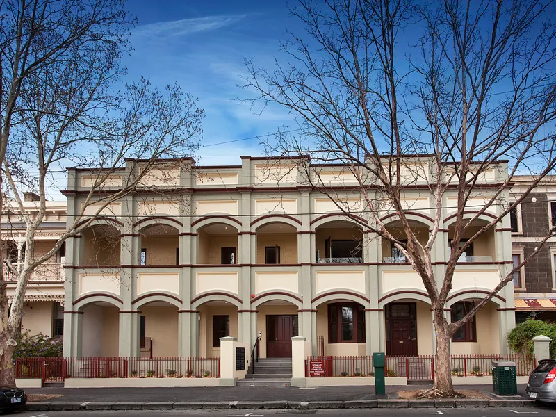 STUNNING APARTMENT OPPOSITE ROYAL EXHIBITION BUILDINGS