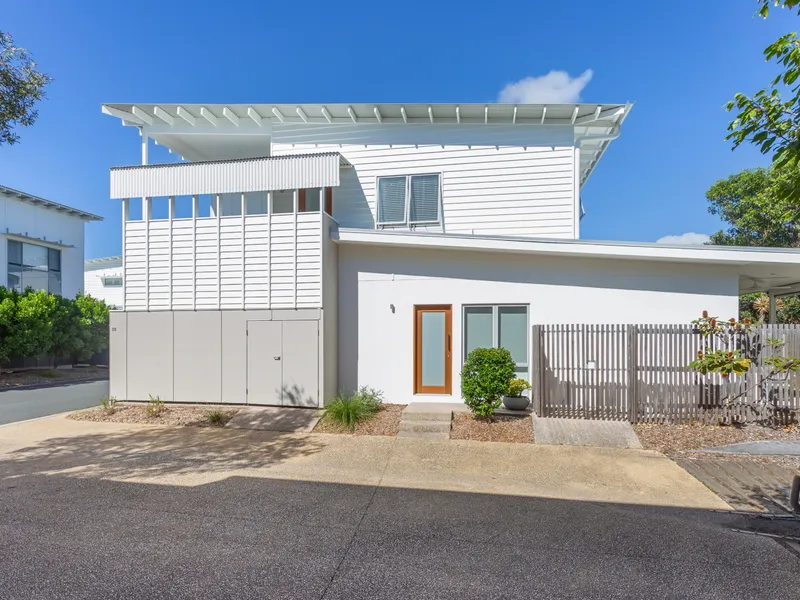 FULLY FURNISHED TOWNHOUSE